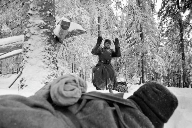 Немецкий солдат сдается в плен