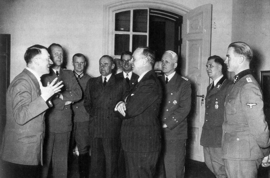 Адольф Гитлер и министр иностранных дел Германии Иоахим фон Риббентроп, вернувшийся после подписания германо-советского договора о ненападении