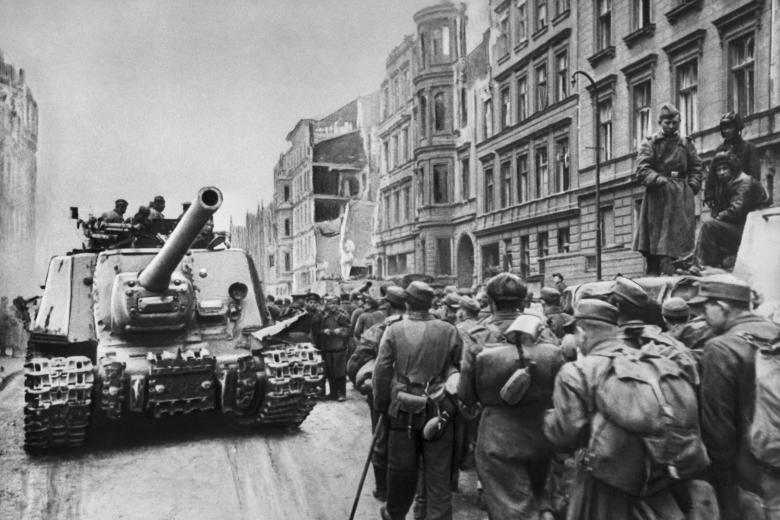 Колонна немецких военнопленных на одной из улиц после взятия города советскими войсками в ходе Второй мировой войны