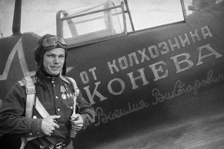 Иван Кожедуб у именного самолета Ла-5ФН