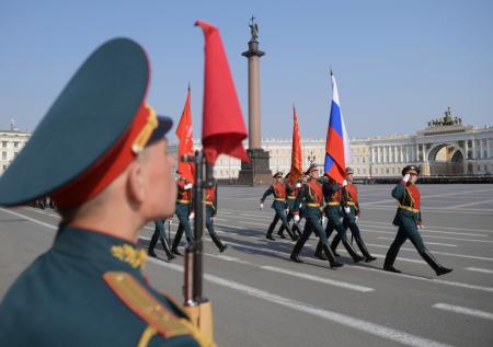 Колонна военной техники попала на видео перед парадом Победы в Петербурге