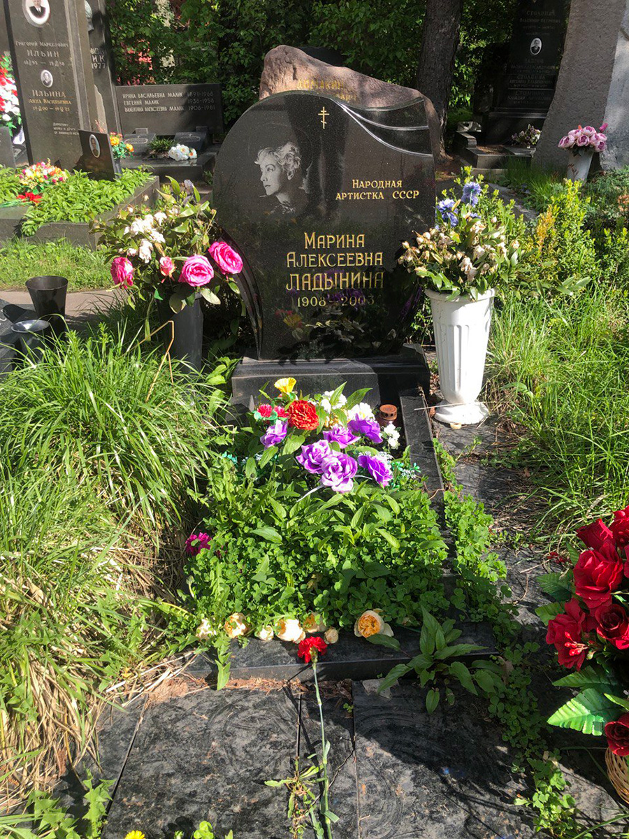 Могила Марины Ладыниной на Новодевичьем кладбище Москвы
