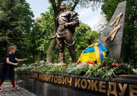 Стало известно, как на Украине пытаются «приватизировать» маршала Кожедуба