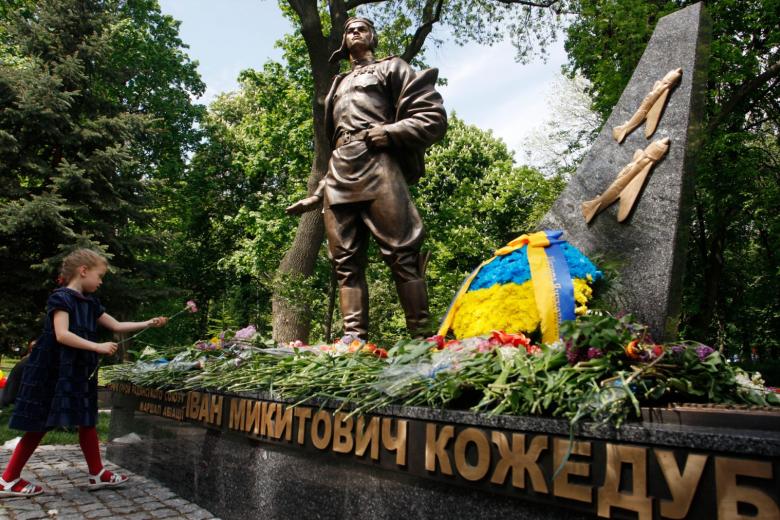 Украина. Киев. Памятник трижды Герою Советского Союза летчику-истребителю Ивану Кожедубу