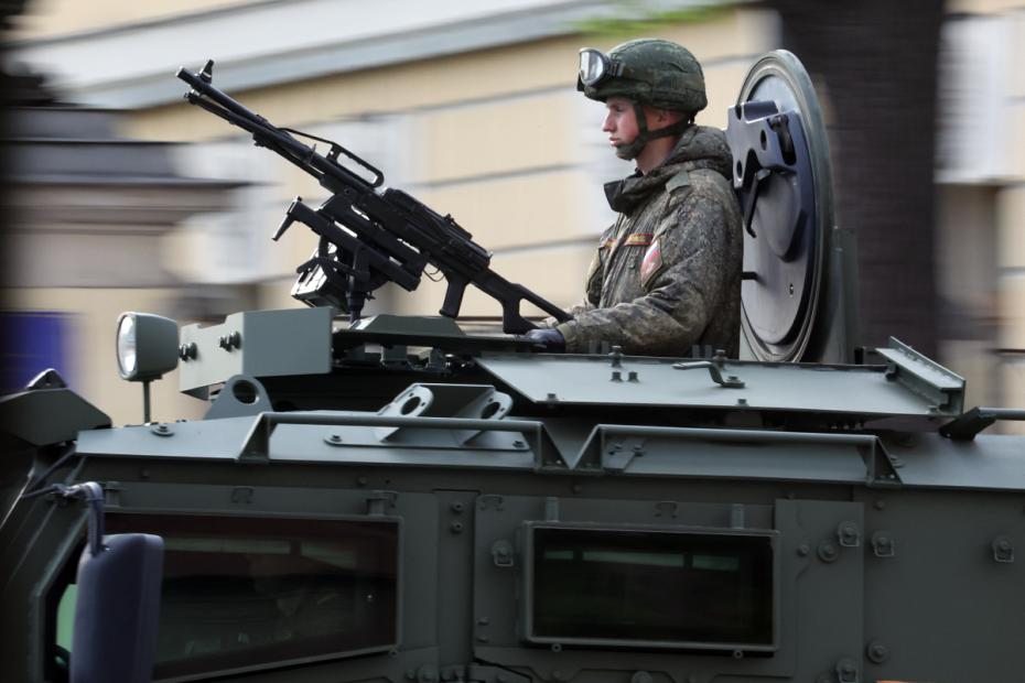 Военнослужащие на бронетехнике на репетиции парада в Москве в честь 80-й годовщины победы в Великой Отечественной войне