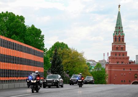 Иностранных лидеров встречает гигантская георгиевская лента в Москве