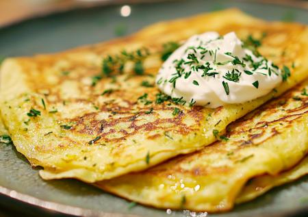 Вкусно, аж пальчики оближешь: классический рецепт оладьев из кабачков