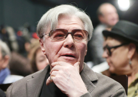 Слова о здоровье, написание мемуаров, театр: как живет Александр Збруев