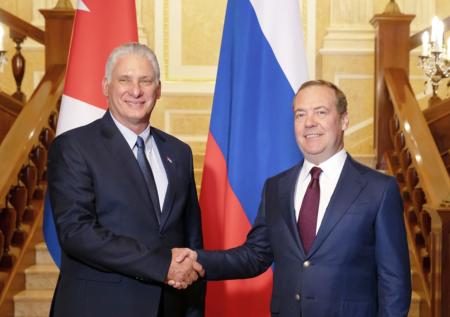 Стало известно, о чем Медведев говорил с президентом Кубы