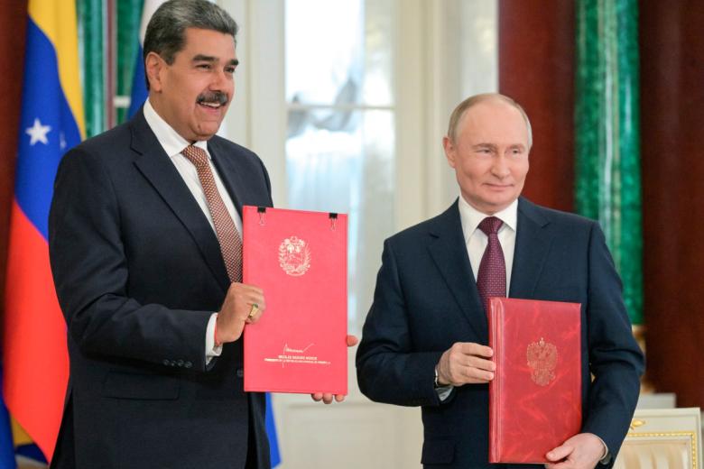 Президент РФ Владимир Путин и президент Венесуэлы Николас Мадуро во время подписания документов о сотрудничестве