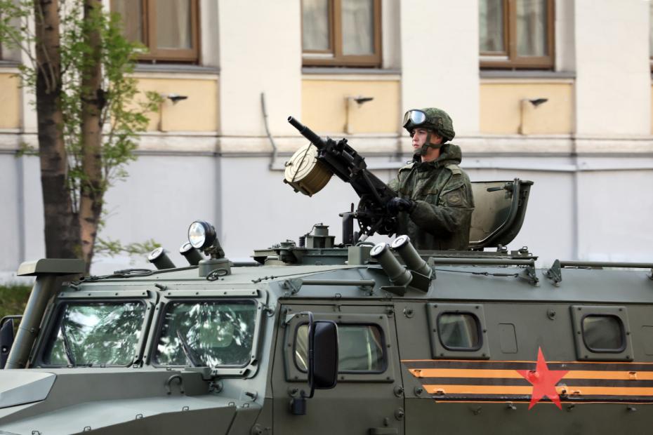 Военнослужащие на бронетехнике на репетиции парада в Москве в честь 80-й годовщины победы в Великой Отечественной войне