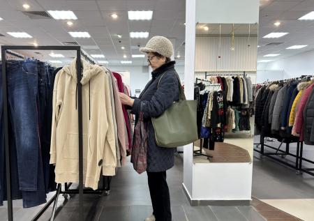 Россиян предостерегли от покупки одежды в секонд-хендах