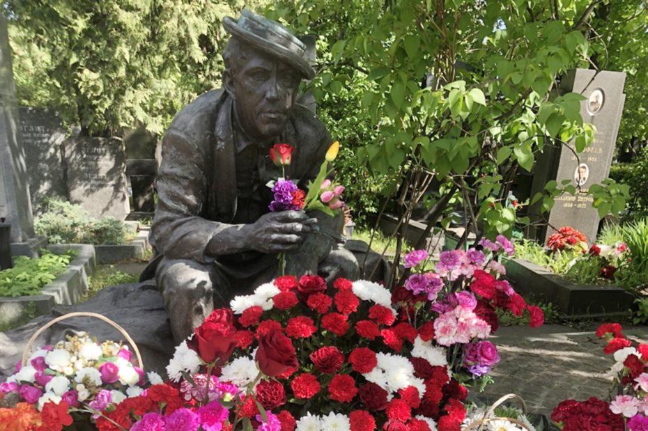 Могила Юрия Никулина на Новодевичьем кладбище Москвы