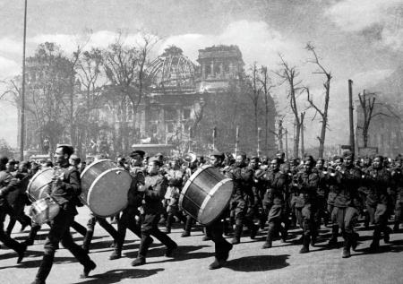 Фотографии с красноармейцами-победителями оживили с помощью нейросетей