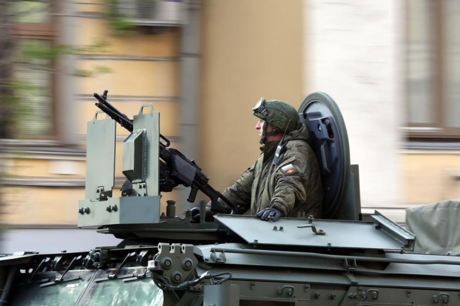 Военнослужащие на бронетехнике на репетиции парада в Москве в честь 80-й годовщины победы в Великой Отечественной войне