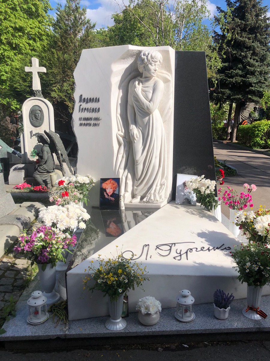 Могила Людмилы Гурченко на Новодевичьем кладбище Москвы