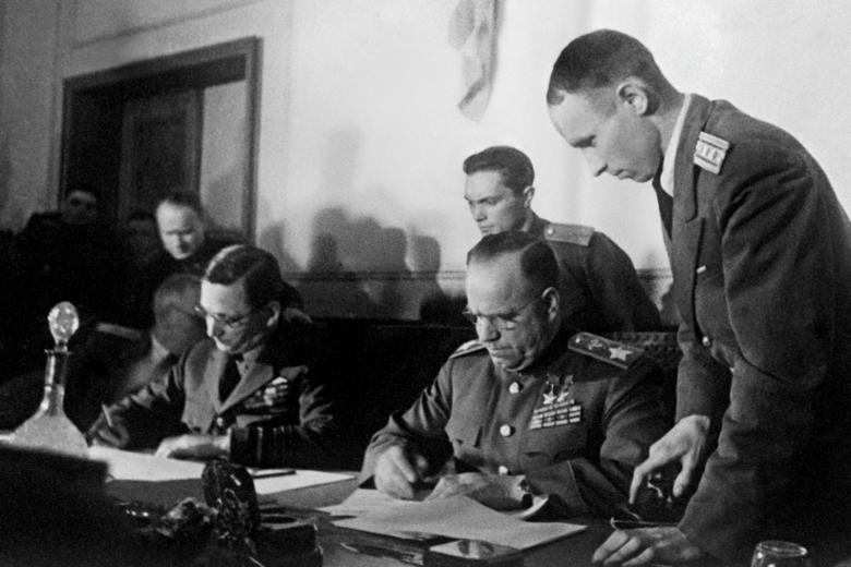 Подписание акта о безоговорочной капитуляции германских вооруженных сил. Георгий Жуков и Артур Теддер, 8 мая 1945 года