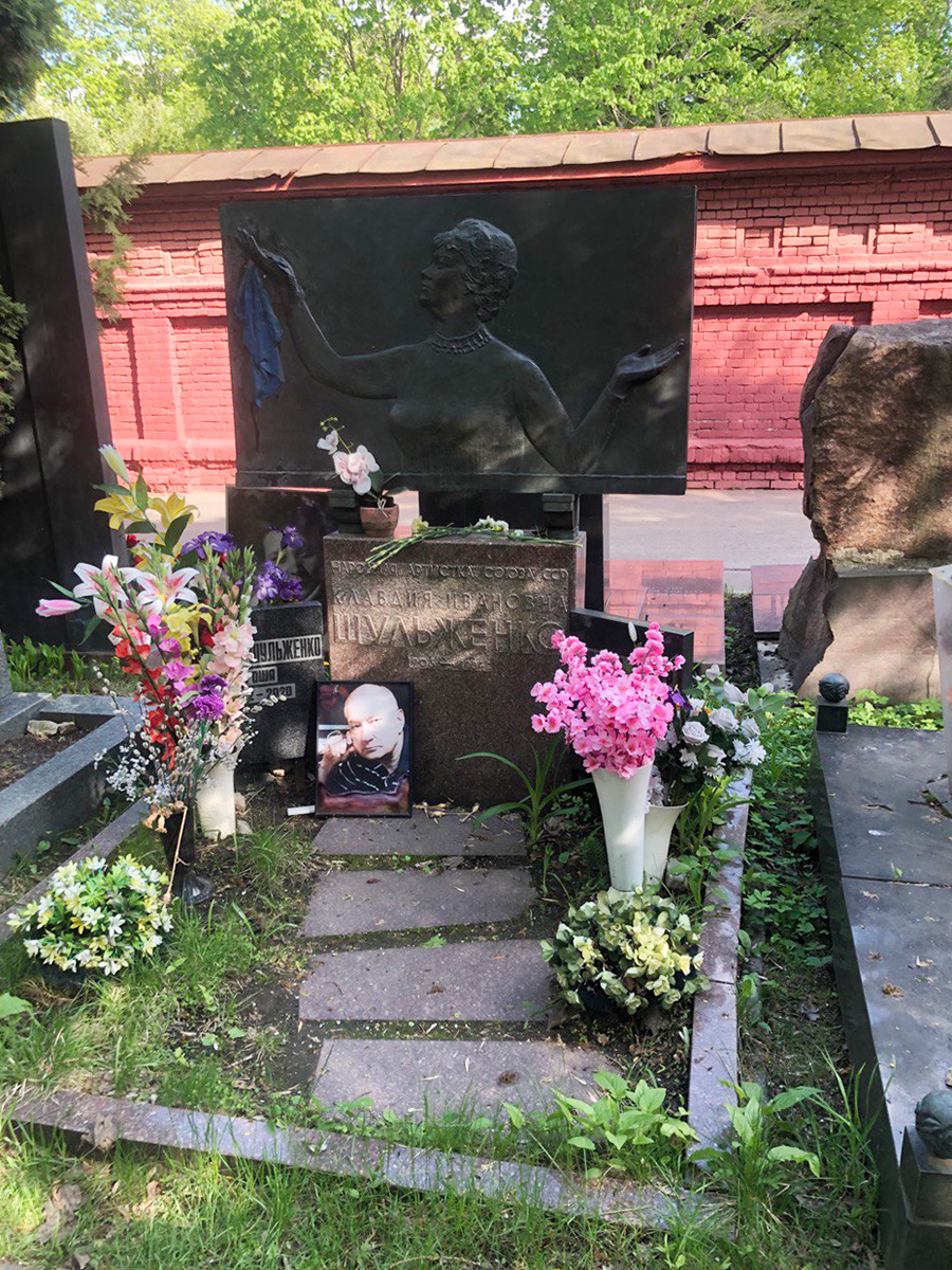 Могилы Клавдии Шульженко, Владимира Кемпера и сына Георгия Кемпера-Шульженко на Новодевичьем кладбище Москвы
