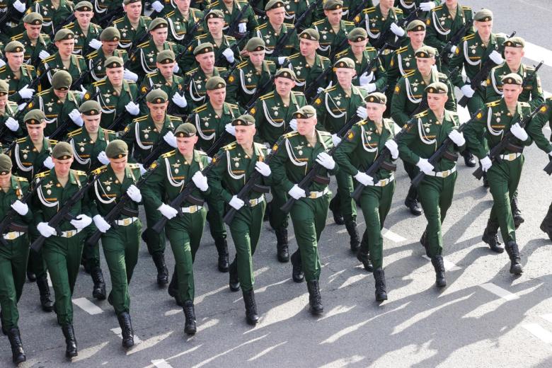 Военнослужащие парадных расчетов перед генеральной репетицией парада на Красной площади в честь 80-й годовщины Победы в Великой Отечественной войне в Москве