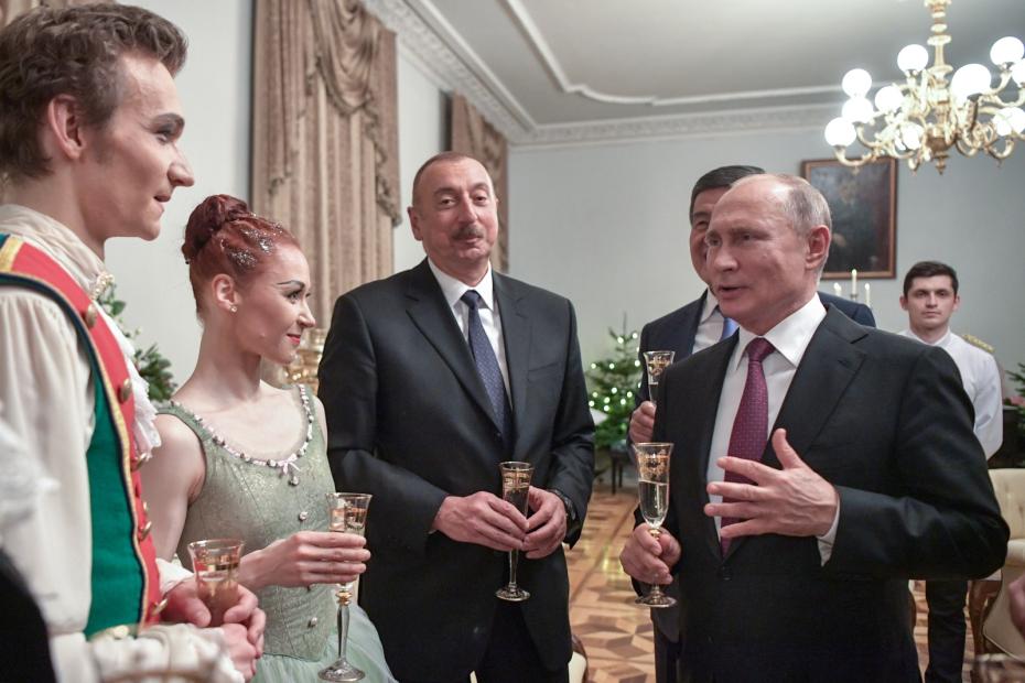 Ильхам Алиев и президент РФ Владимир Путин (слева направо) во время встречи с труппой Мариинского театра после балета «Щелкунчик»