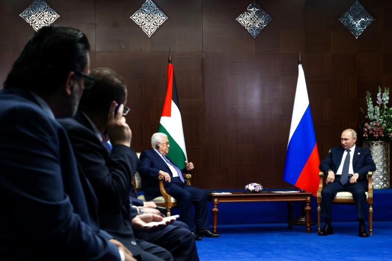 Президент РФ Владимир Путин и президент Палестины Махмуд Аббас (слева) во время беседы