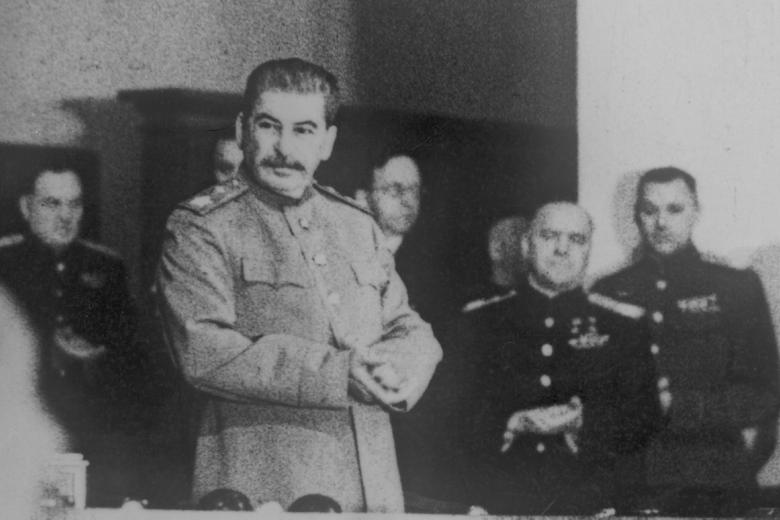 Иосиф Виссарионович Сталин в годы Великой Отечественной войны 1941–1945 годов. Справа — маршалы Георгий Константинович Жуков и Константин Константинович Рокоссовский