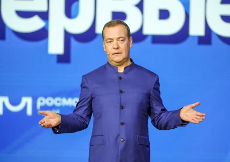 «Европейские болонки»: Медведев обратился к друзьям России перед 9 Мая