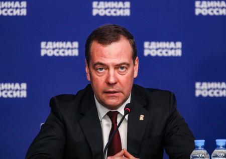 Медведев призвал не делать монстров из всех покинувших Россию артистов