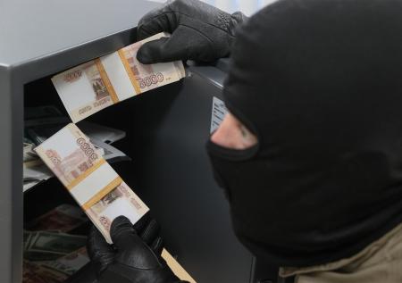 Одноногий вор попытался защитить протезом награбленное под Петербургом