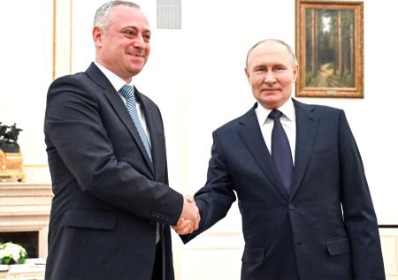 Президент Абхазии вместе с супругой приехал в Москву