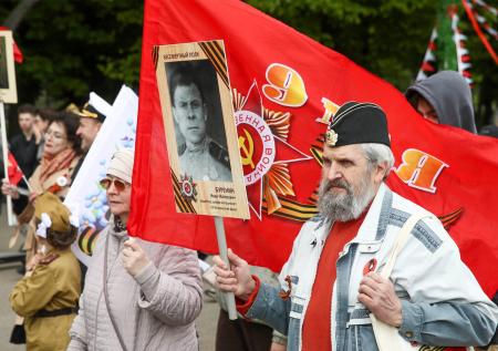 Несмотря на запрет: как прошел «Бессмертный полк» в Москве и Петербурге