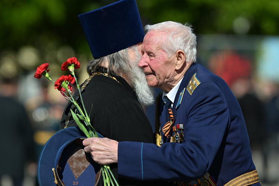Гости во время военного парада в честь 80-летия победы в Великой Отечественной войне в Смоленске