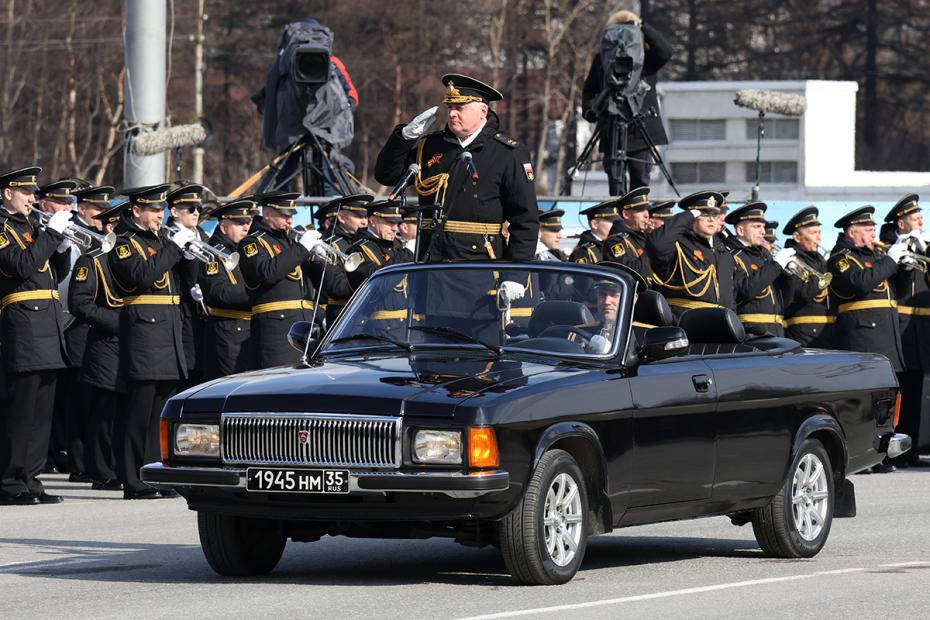 Командующий Северным флотом, вице-адмирал Константин Кабанцов на военном параде в честь 80-летия победы в Великой Отечественной войне в Мурманске