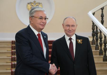 Путин вручил лидеру Казахстана наградной лист после вскрытия архива