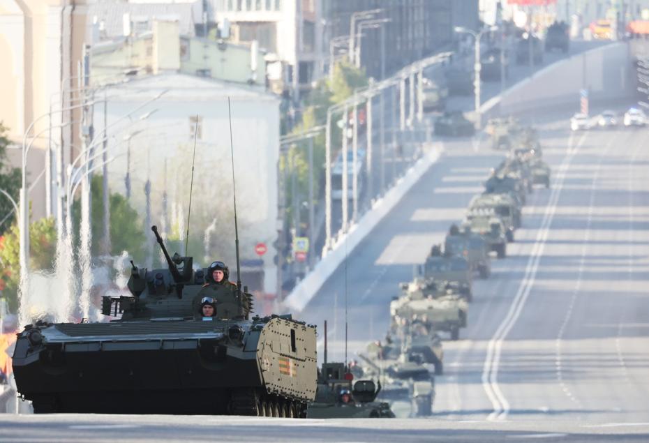 БМП-2 во время движения по центру Москвы в честь 80-й годовщины победы в Великой Отечественной войне