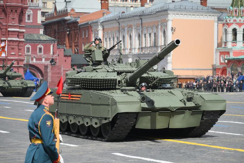 Танк Т-80БВМ на Красной площади в Москве на военном параде, посвященном 80-летию Победы в Великой Отечественной войне