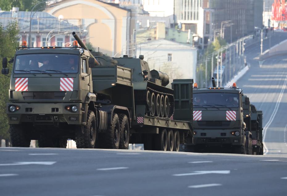Танк Т-34-85 во время движения по центру Москвы в честь 80-й годовщины победы в Великой Отечественной войне