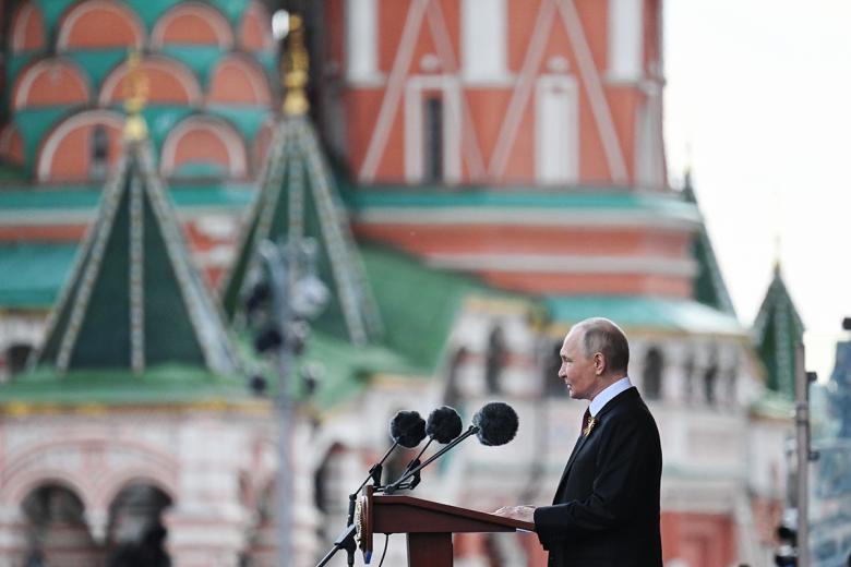 Владимир Путин выступает на Красной площади в Москве на военном параде, посвященном 80-летию Победы