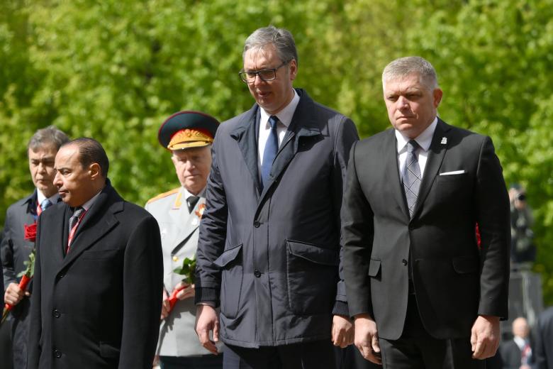 Президент Сербии Александр Вучич (слева) и премьер-министр Словакии Роберт Фицо на церемонии совместного возложения цветов президентом РФ Владимиром Путиным и иностранными лидерами к Могиле Неизвестного Солдата в Александровском саду в Москве