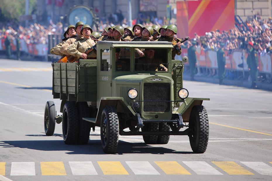 Автомобиль времен ВОВ на военном параде в честь 80-летия Победы в Великой Отечественной войне на площади Павших Борцов в Волгограде