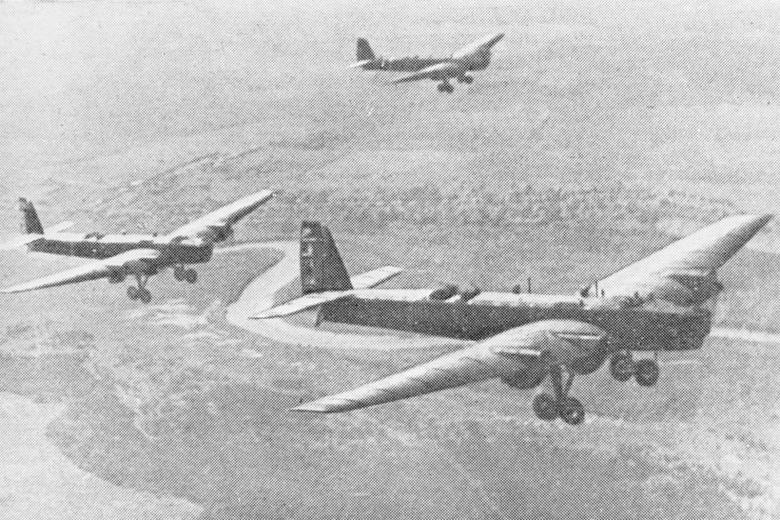 Советские летчики на самолетах ТБ-3