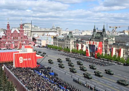 Зрители парада Победы приветствовали Путина, скандируя «Россия»
