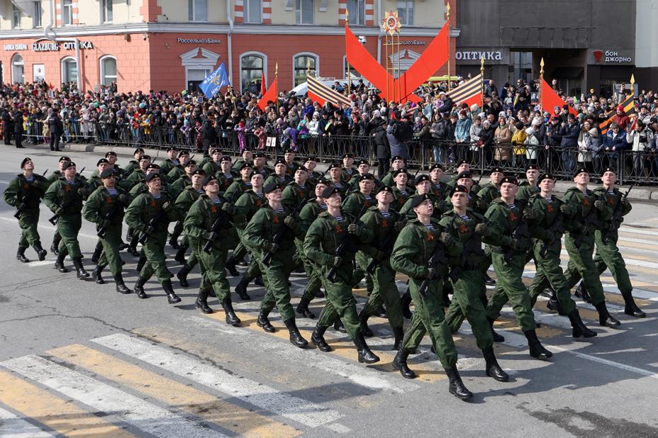 Военнослужащие на военном параде в честь 80-летия победы в Великой Отечественной войне в Мурманске