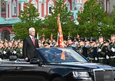 Белоусов принял парад Победы в гражданской одежде