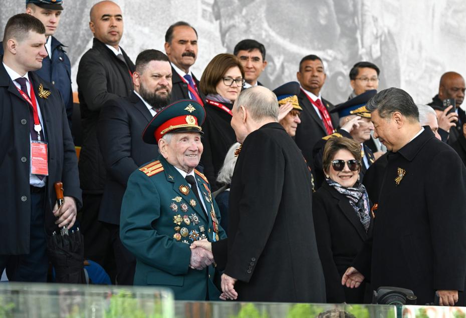 Президент РФ Владимир Путин приветствует ветерана на Красной площади в Москве на военном параде, посвященном 80-летию Победы