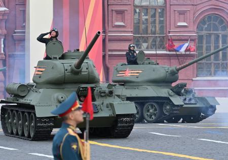 Легендарный танк открыл парад Победы в Москве