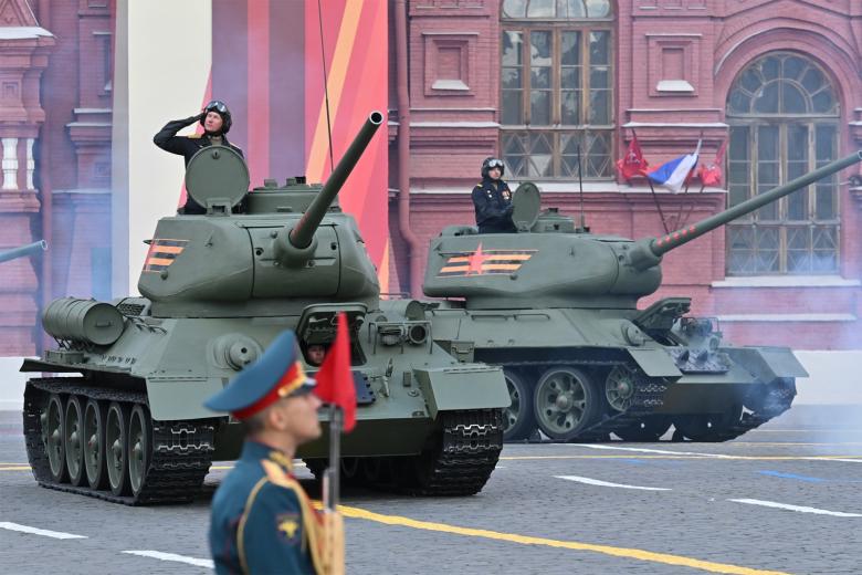 Танки Т-34 на Красной площади в Москве на военном параде
