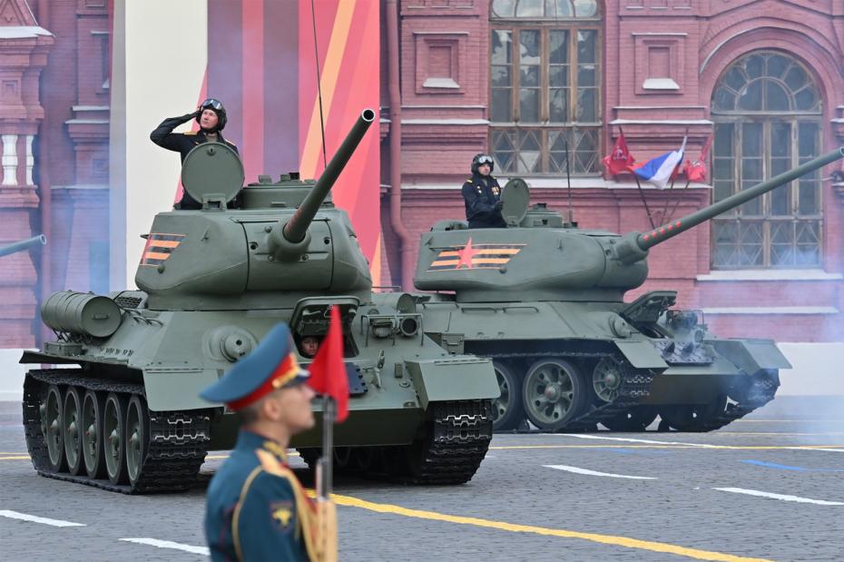 Танки Т-34 на Красной площади в Москве на военном параде