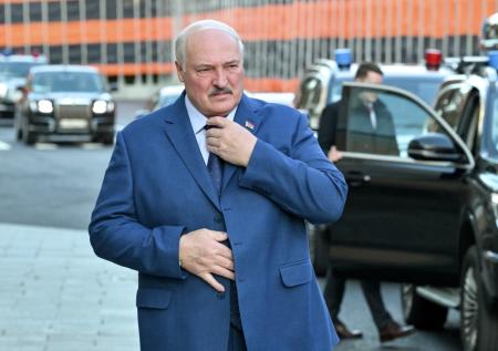 Стало известно, с кем Лукашенко приехал на парад Победы