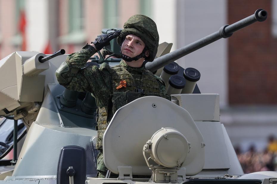 Новосибирск. Военнослужащий во время парада, посвященного 80-й годовщине победы в Великой Отечественной войне